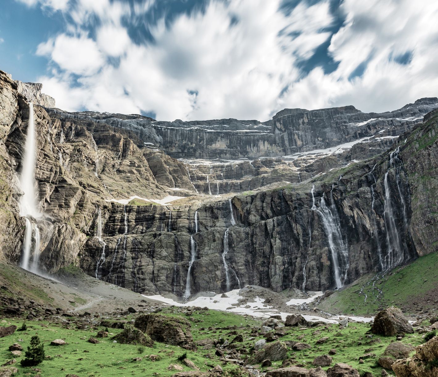 Proche de la frontière avec l’Espagne, Gavarnie-Gèdre est un territoire de haute-montagne qui abrite de grands cirques glaciaires, dont Gavarnie est le plus célèbre.