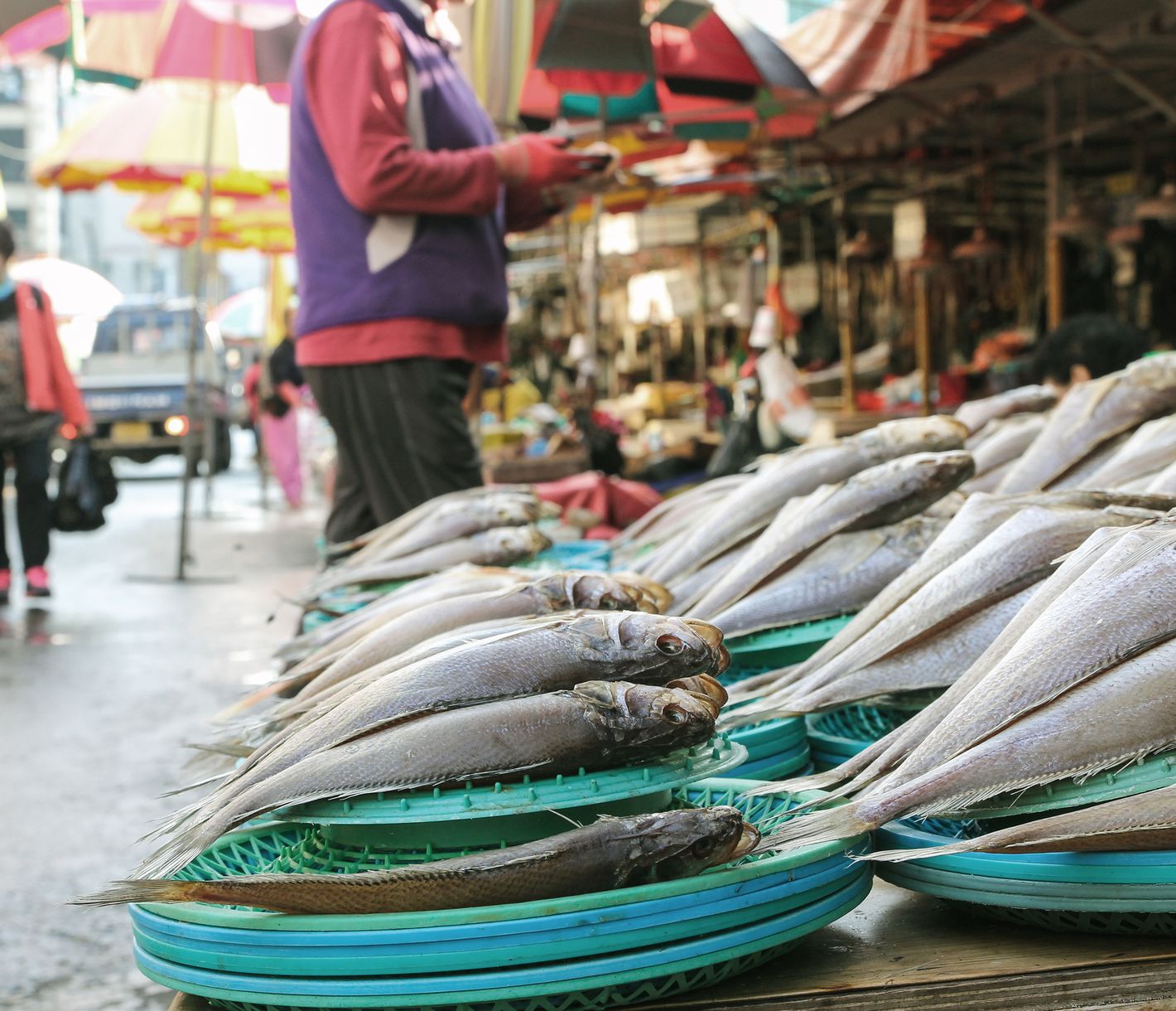 Des poissons fraîchement pêchés sont exposés au marché de Jagalchi à Busan.