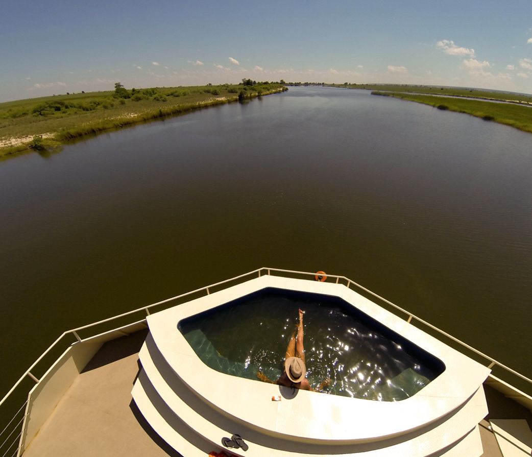 Luxus auf dem Fluss in einem schwimmenden Hotel mit Bassin
