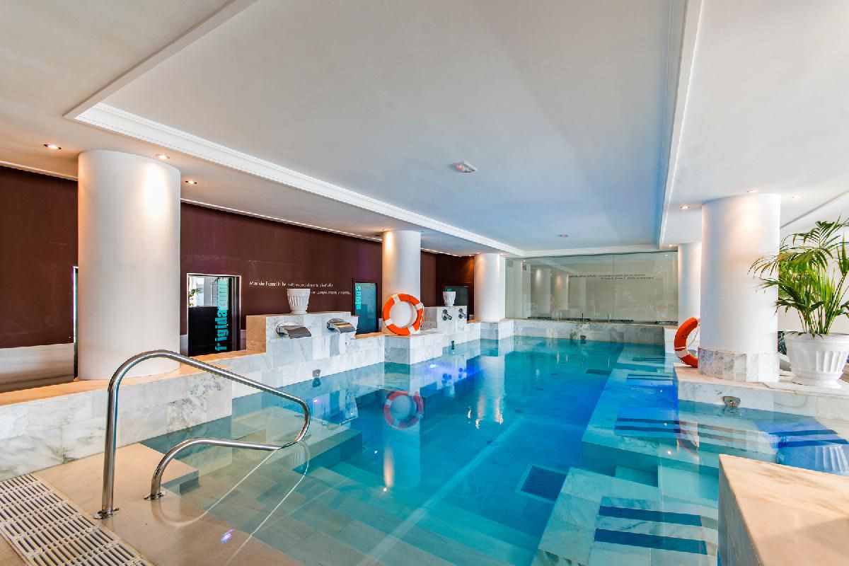Piscine intérieure