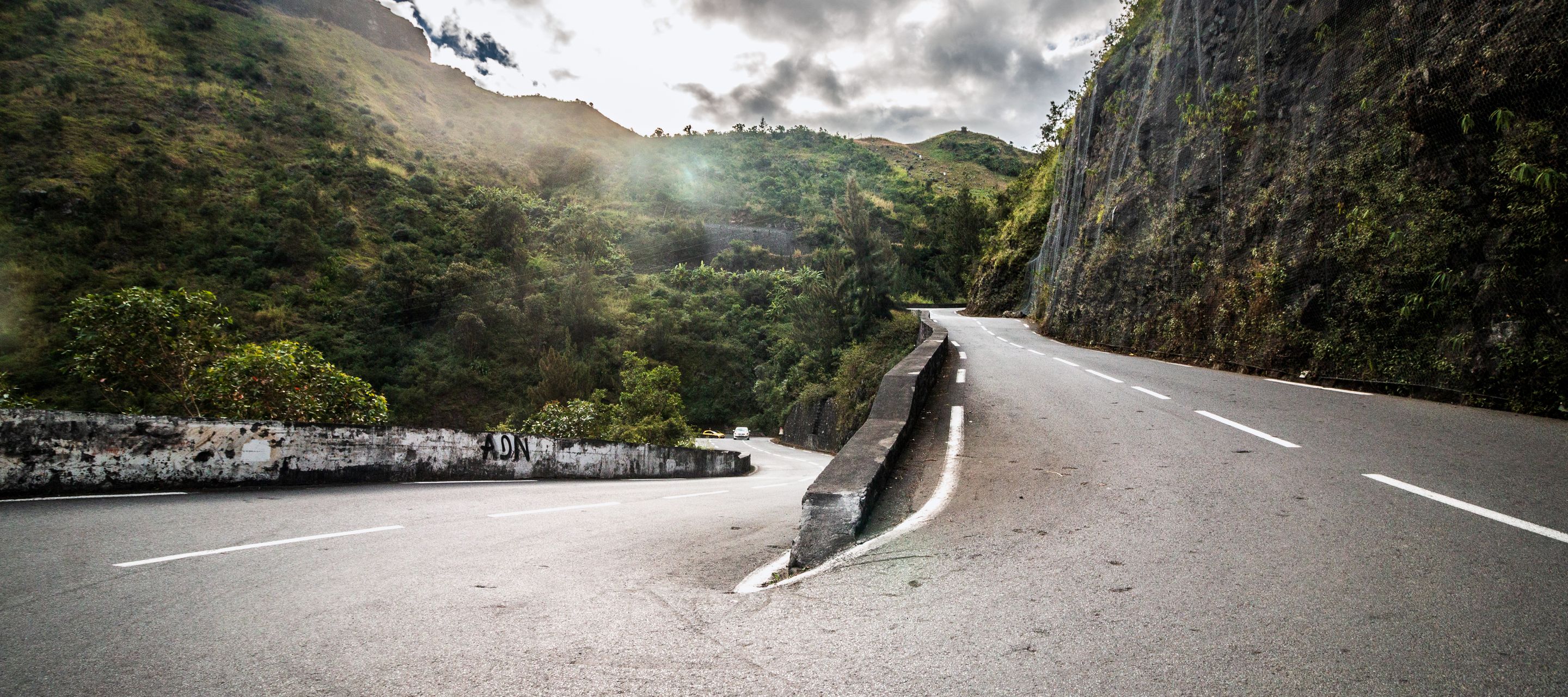 Die kurvenreichste Strasse der Insel bringt Sie in den Talkessel von Cilaos.