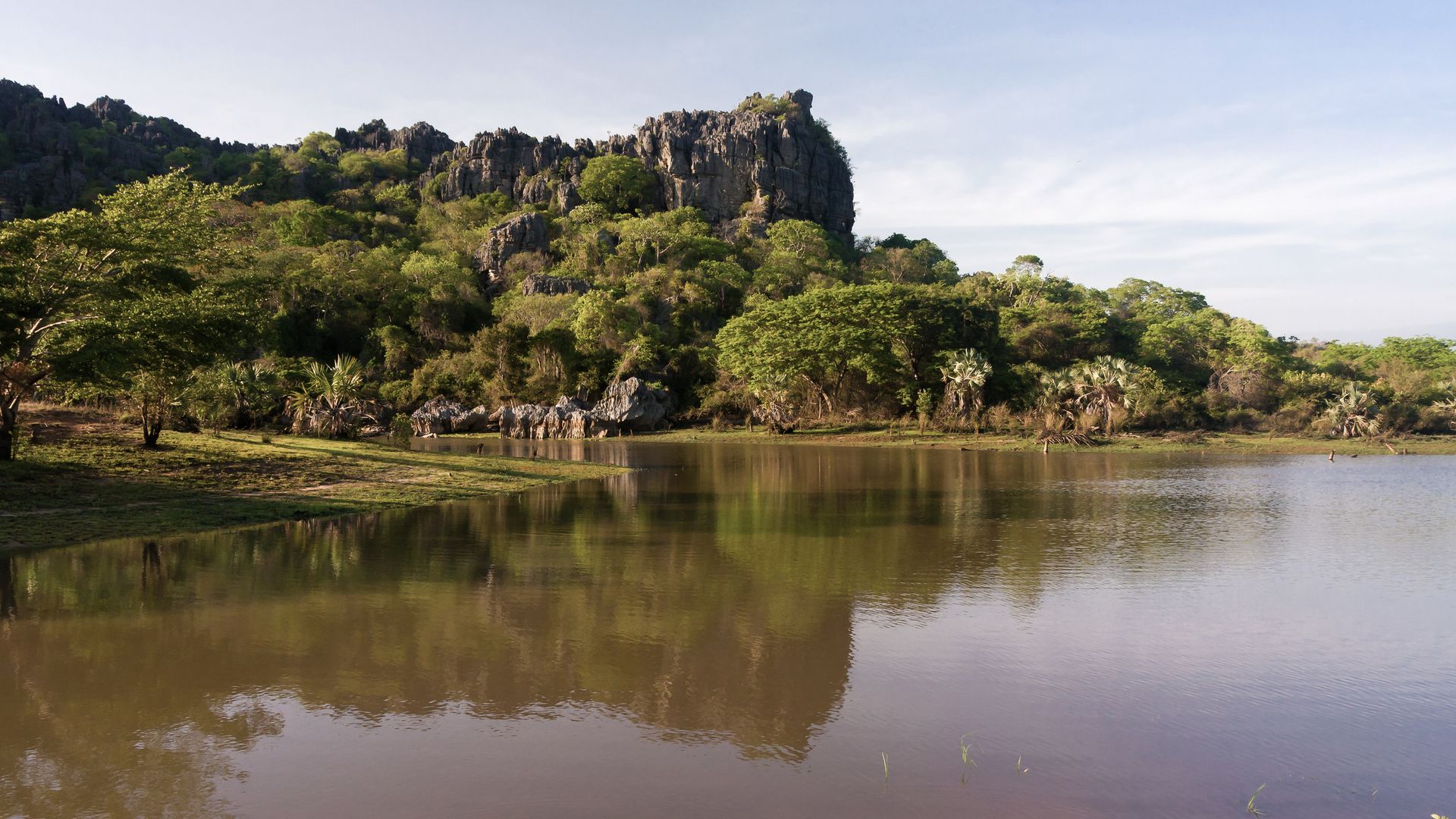 Idyllischer Laka-Laka-See am Fuss des Ankarana-Massivs mit seinen Tsingys
