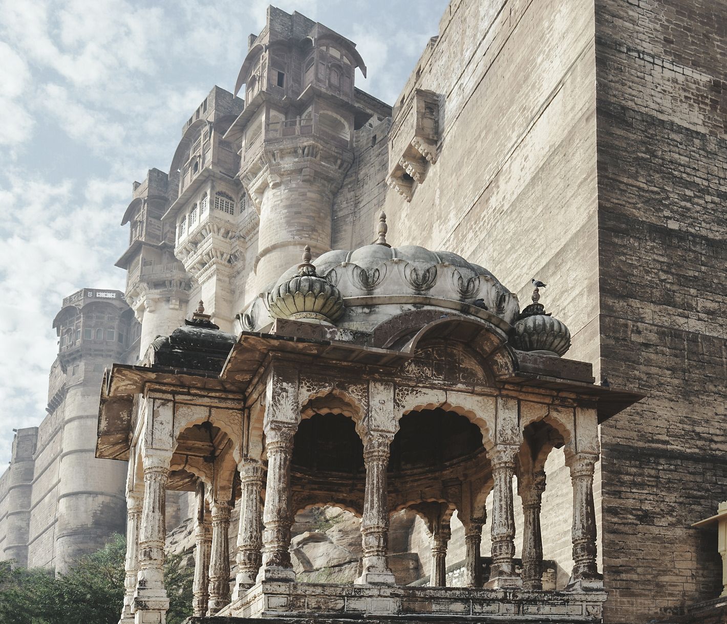 Imposante und massive Wände des Mehrangarh Forts bei Jodhpur