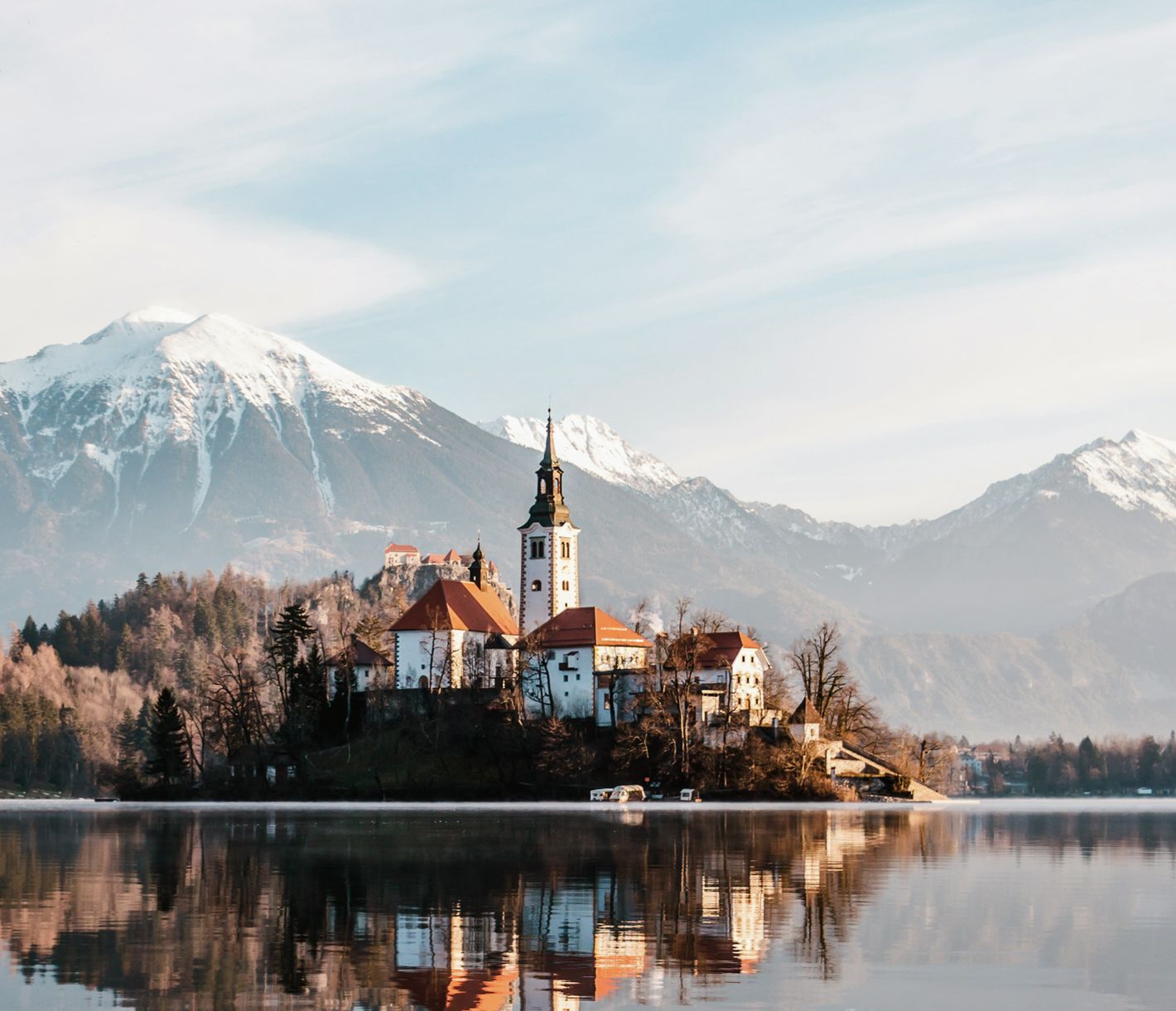 Le lac alpin de Bled, avec l'unique île de la Slovénie, est une villégiature mondaine depuis des siècles. Il enchante par ses beautés naturelles, ses histoires du passé et son énergie étonnante, véritable source de bien-être.