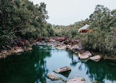 Ein luxuriöses Zelt mit allen Annehmlichkeiten im unberührten kambodschanischen Dschungel
