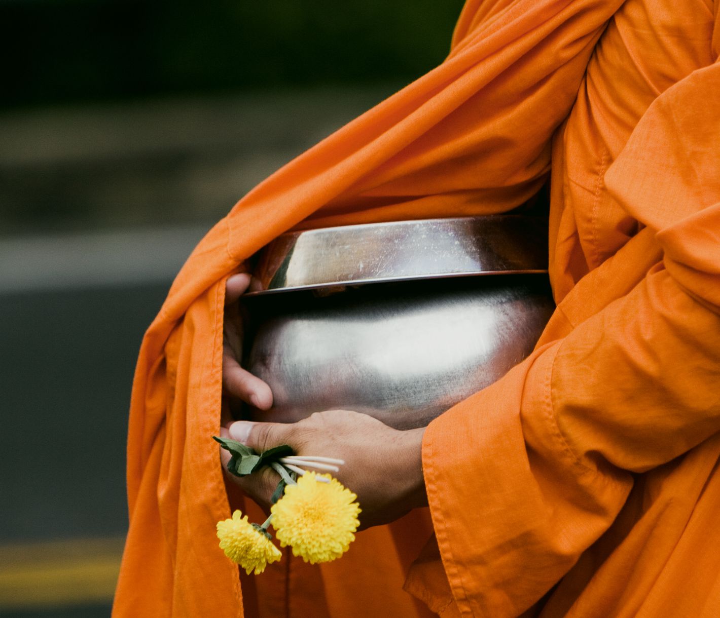 Frühmorgendliche Essensabgabe an die Mönche und Novizen