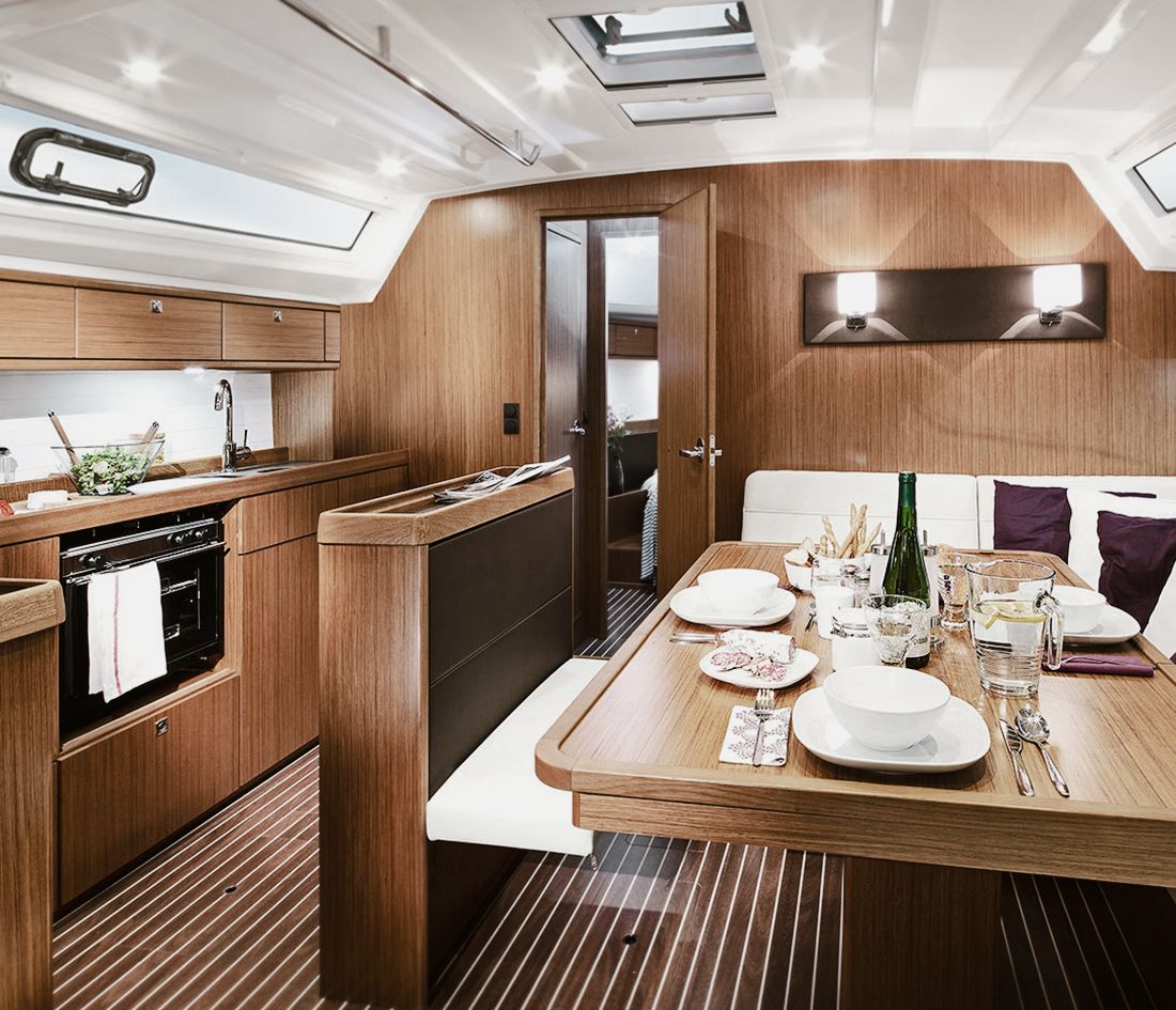 Gemütlicher Aufenthaltsraum an Bord