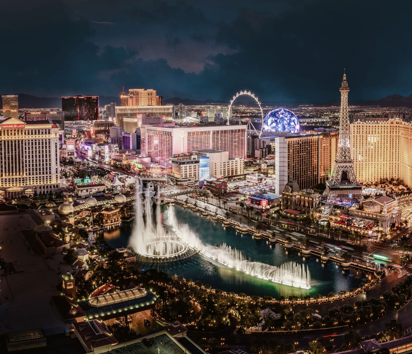 Blick auf den hell erleuchteten Las Vegas Strip mit seinen einzigartigen Hotels und Attraktionen.