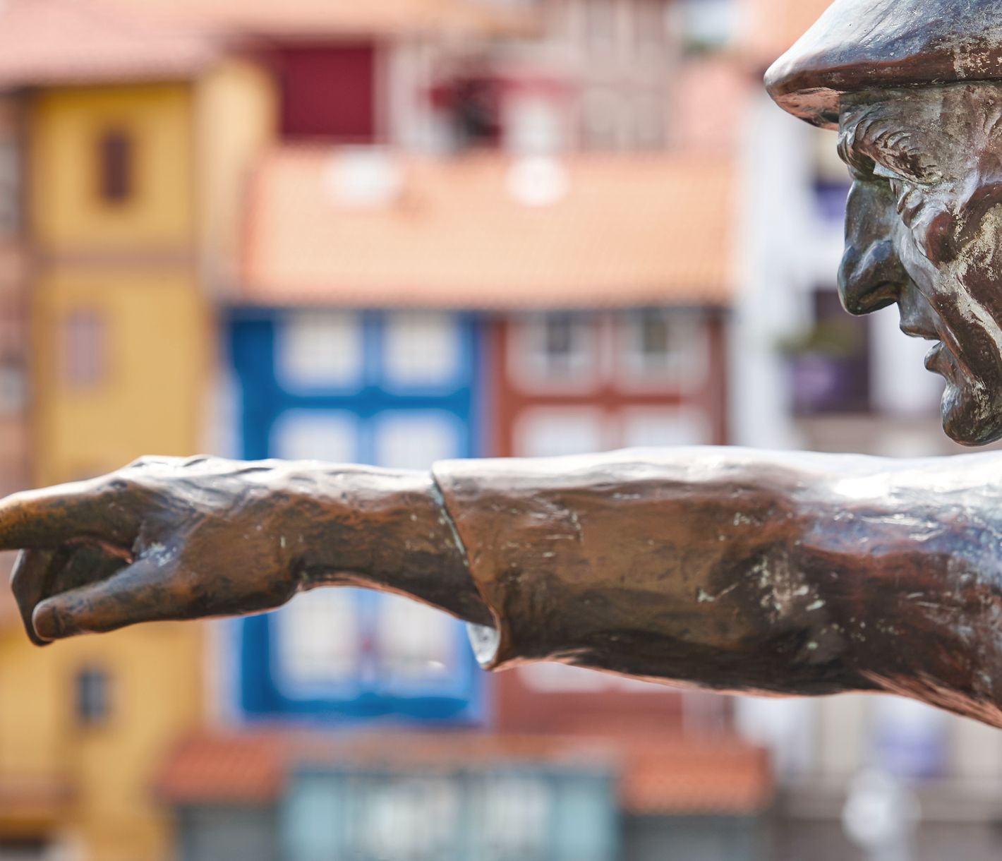 Par où peut-on contempler la mer? Suivez les indications du pêcheur.