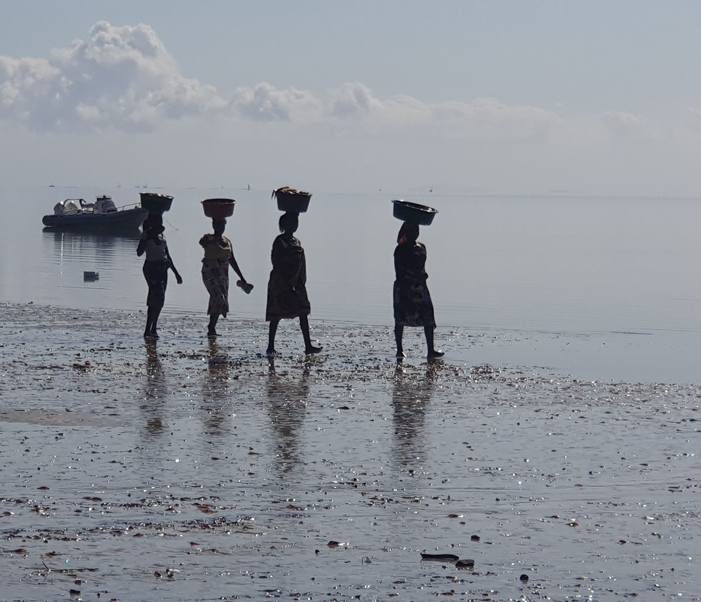 Frauen mit Körben auf ihren Köpfen