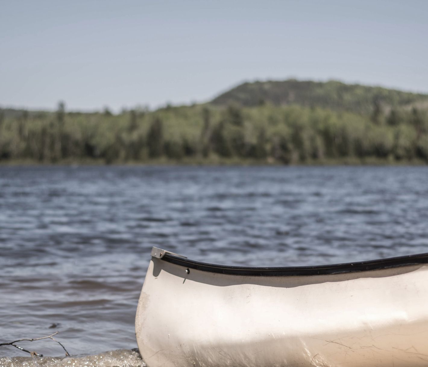 Au bord d’un des nombreux lacs, un canoë attend son passager.