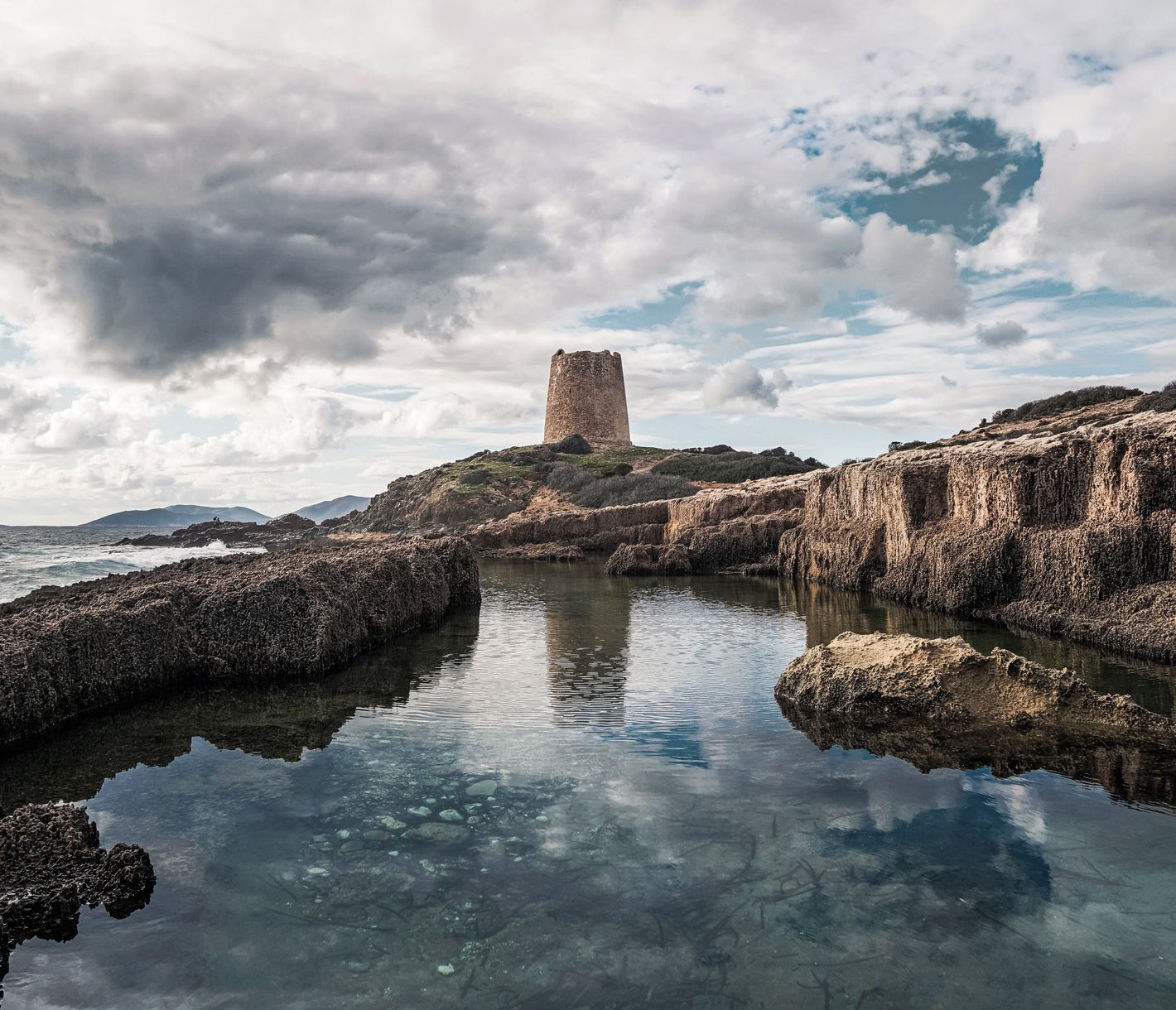 Der Turm von Piscinni steht in der gleichnamigen Bucht in der Nähe von Teulada.