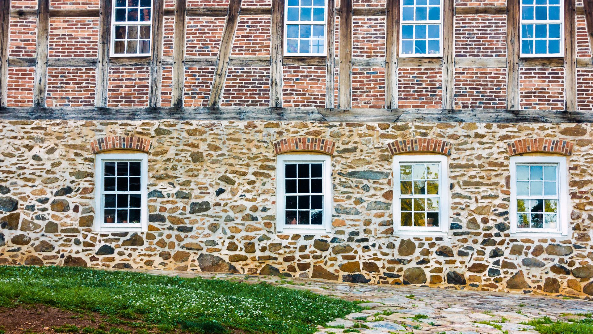 In Winston-Salem stösst man auf das Museumsdorf Old Salem, wo noch alte Handwerkskunst vorgeführt wird.