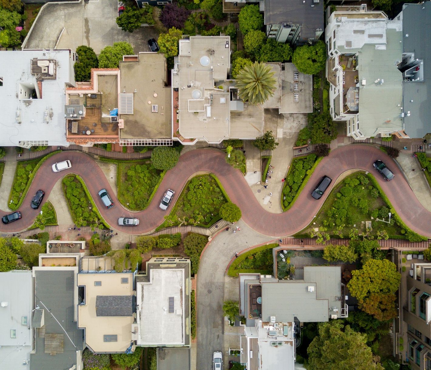 Der steilste Teil der Lombard Street in San Francisco ist als kurvenreichste Strasse der Welt bekannt.