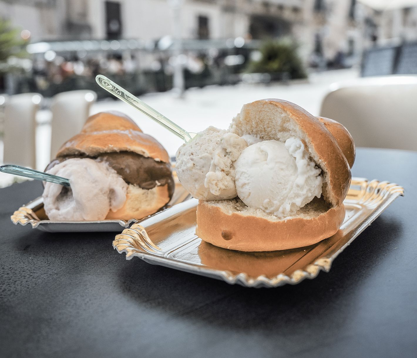 «Brioche con gelato» ist ein typisch sizilianisches Frühstück.