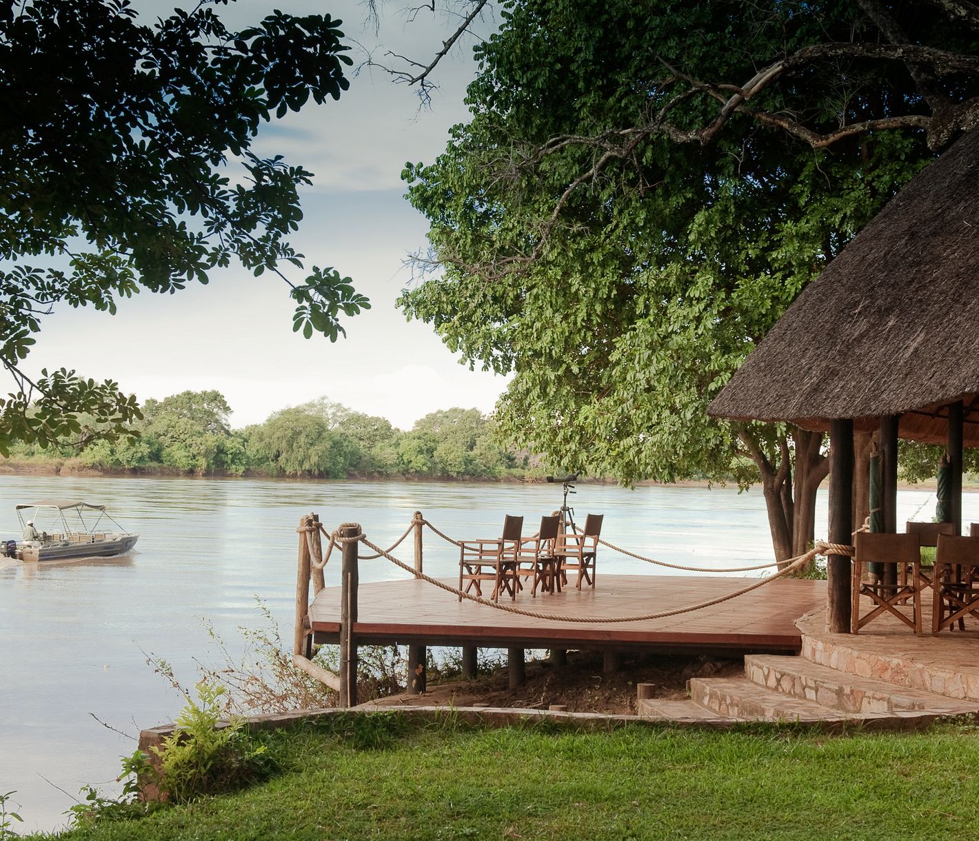 Unterkünfte am Fluss haben oft eine Plattform