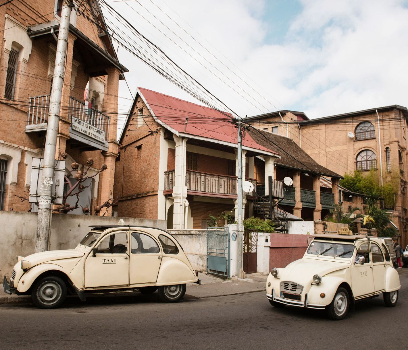 Der Deux-Chevaux, noch heute Rückgrat der Taxi-Flotte in Antananarivo
