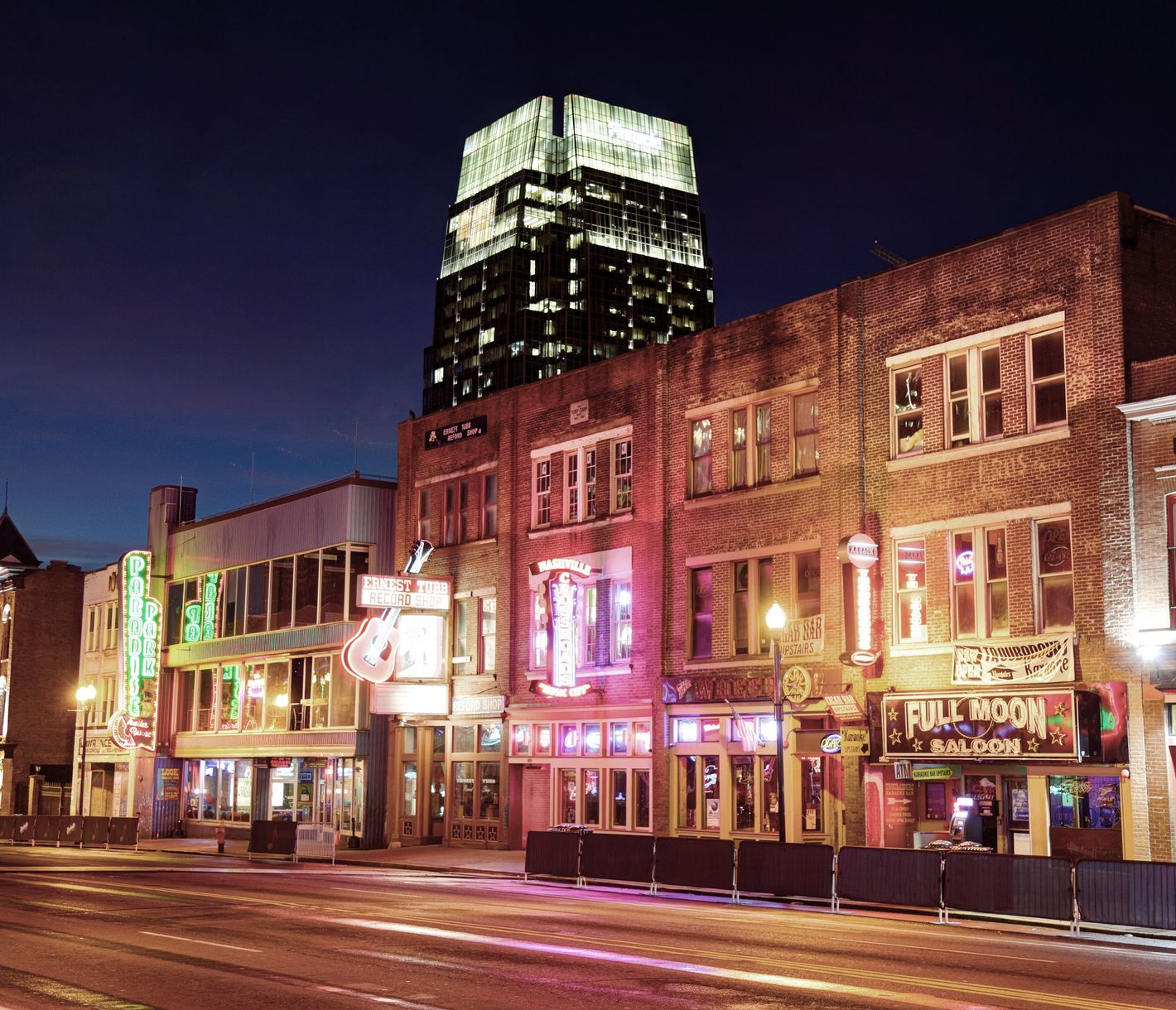 Die mit Livemusik-Lokalen vollgespickte Broadway Street zieht sich durch das Herz von Downtown Nashville.
