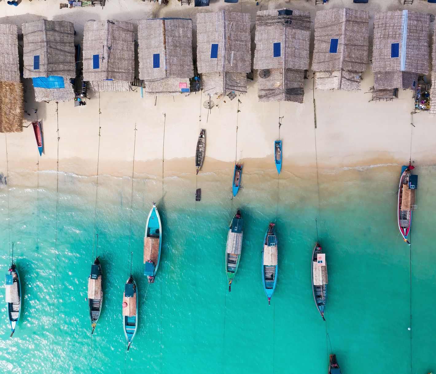 Die traditionellen Häuser und Boote der Moken auf Surin Island