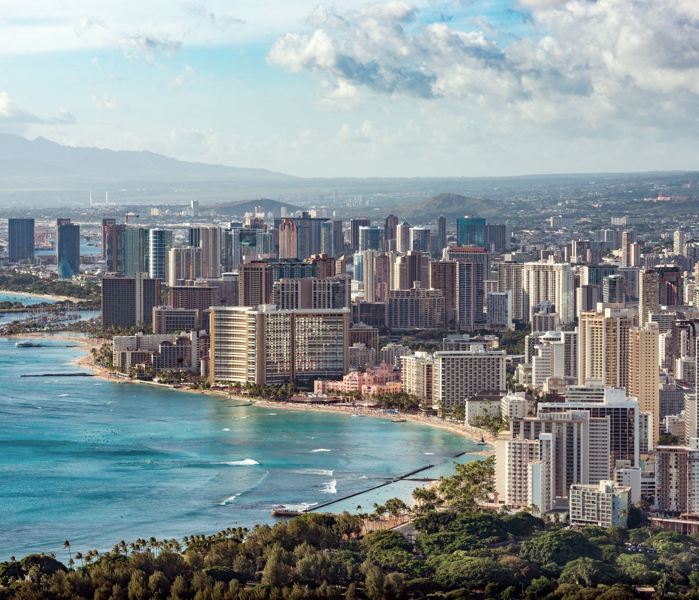 Waikiki Beach ist einer der berühmtesten Strände der Welt und das lebendige Zentrum von Honolulu auf Oahu.