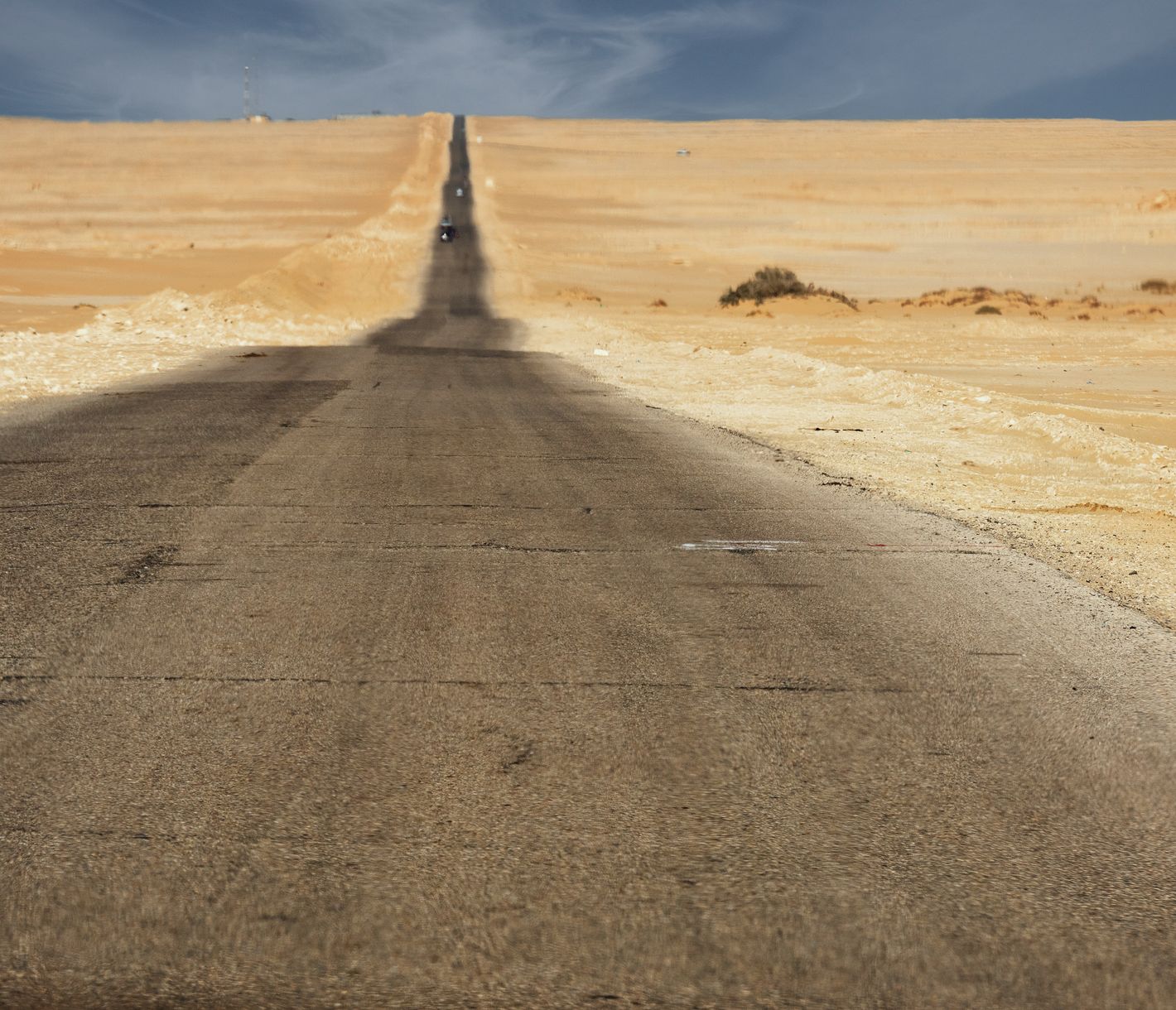 Strasse ins nirgendwo in der Wüste von Wadi El Rayan, Fayoum-Oase