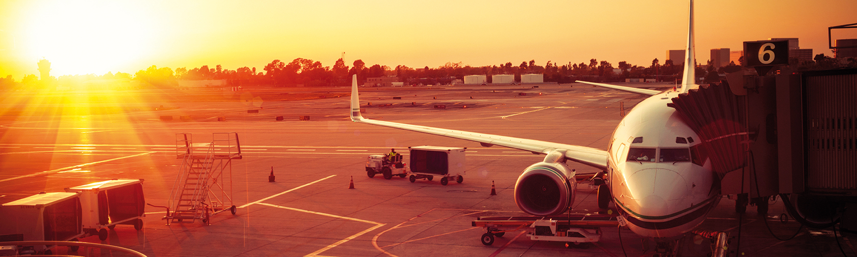 airplane during the sun goes down