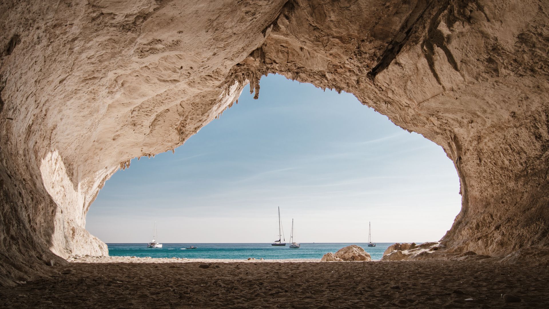 Cala Luna est couverte de sable blanc et s'étend au pied d'une falaise trouée par huit grottes spectaculaires procurant une ombre bienvenue