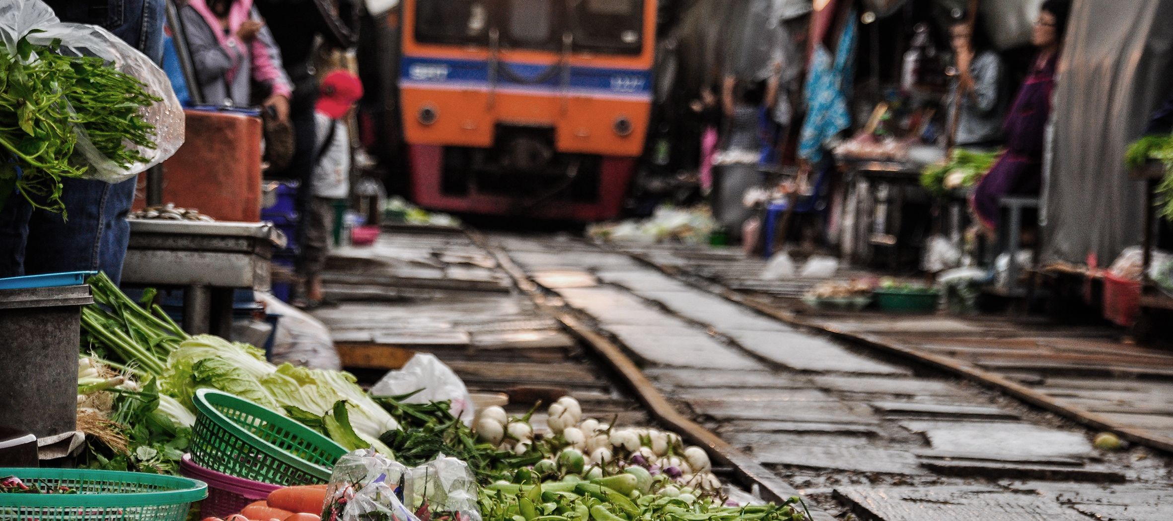 Ein Zug fährt durch den einzigartigen Maeklong Railway Market.