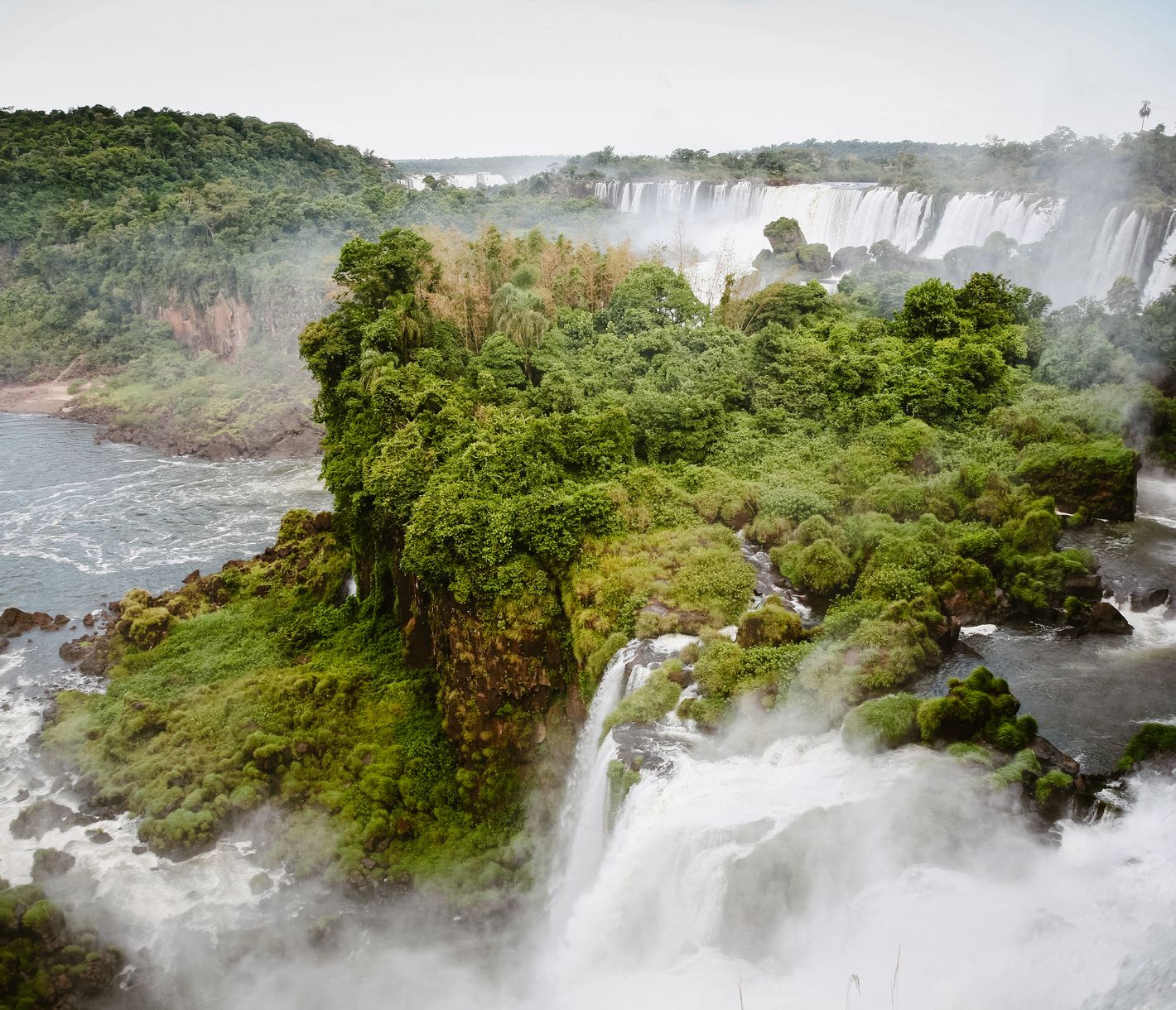 Hautnah kommen Sie den Iguazu-Wasserfällen auf der argentinischen Seite.