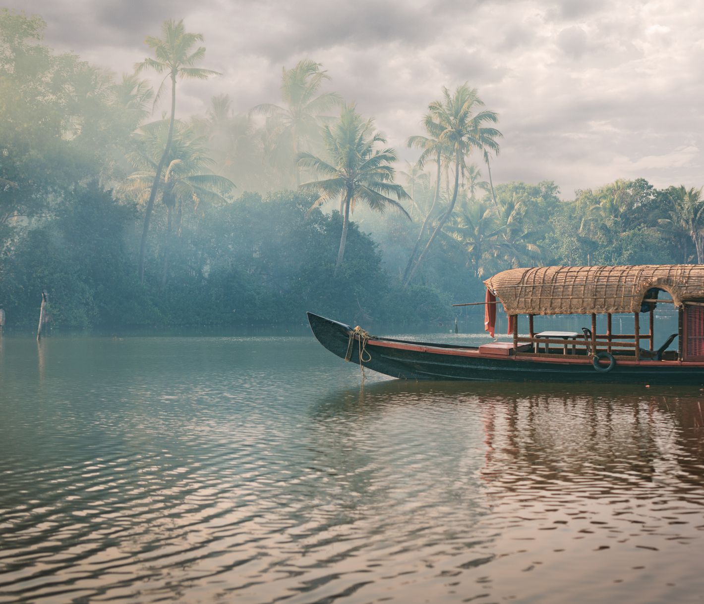 Ein Hausboot in der idyllischen Umgebung der Backwaters in Kerala, im Süden Indiens