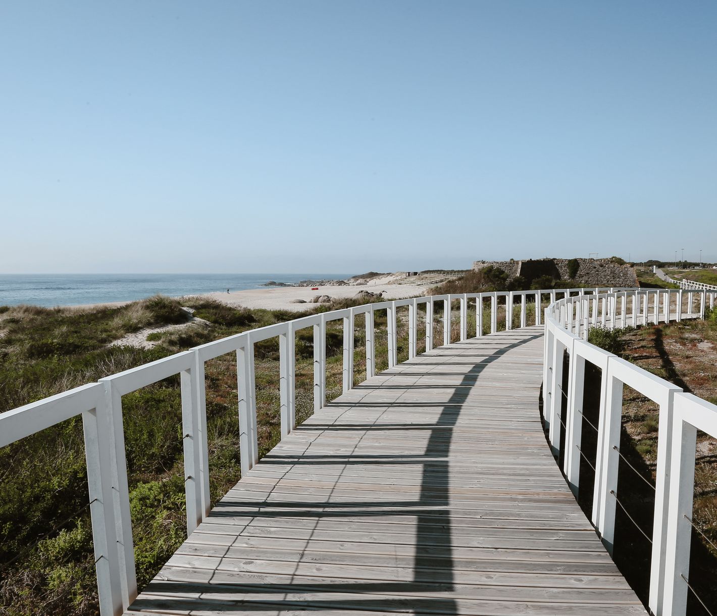 Holzstege entlang des Coastal Camino