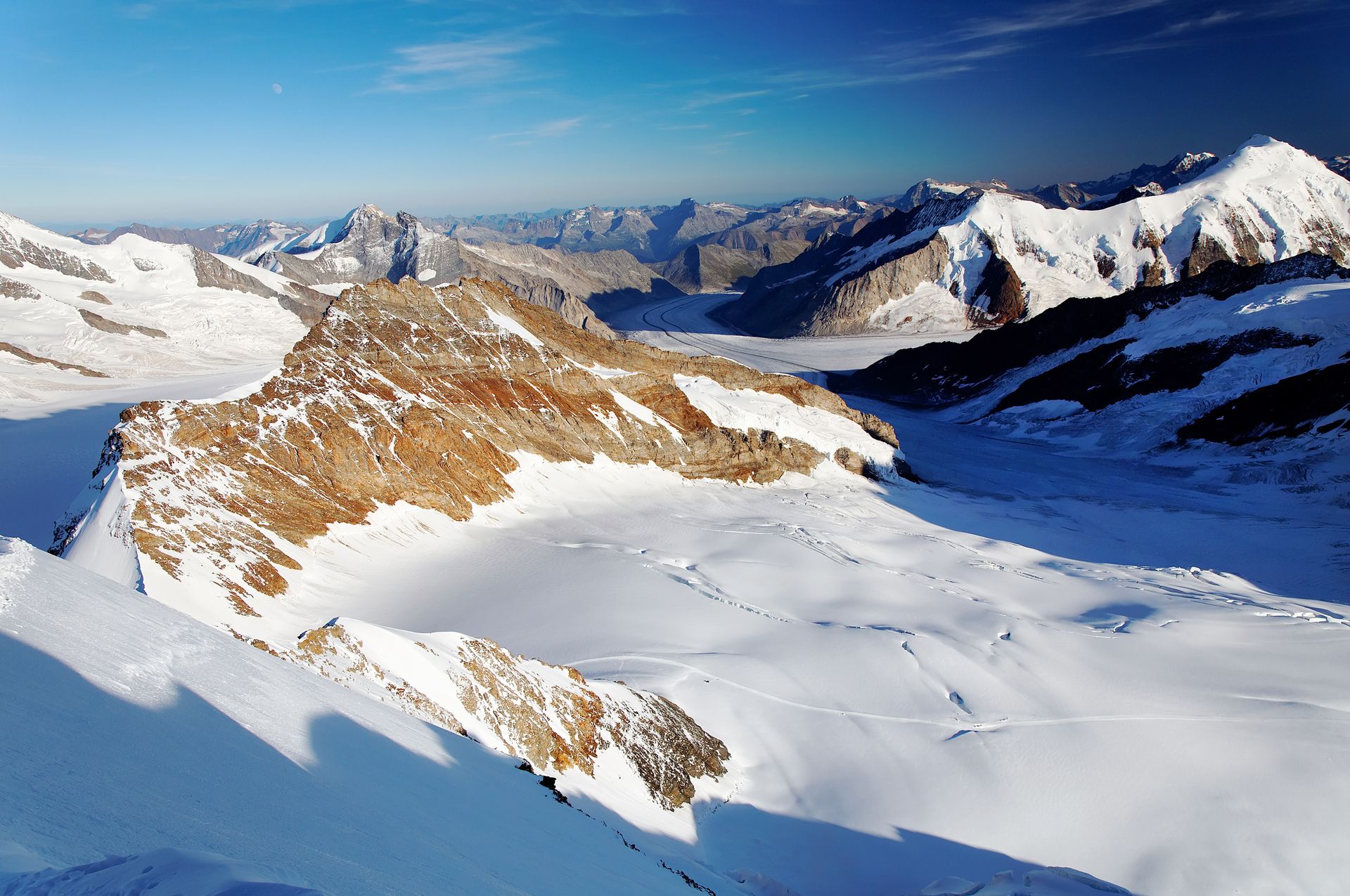 Verschneite Berge am Thunersee
