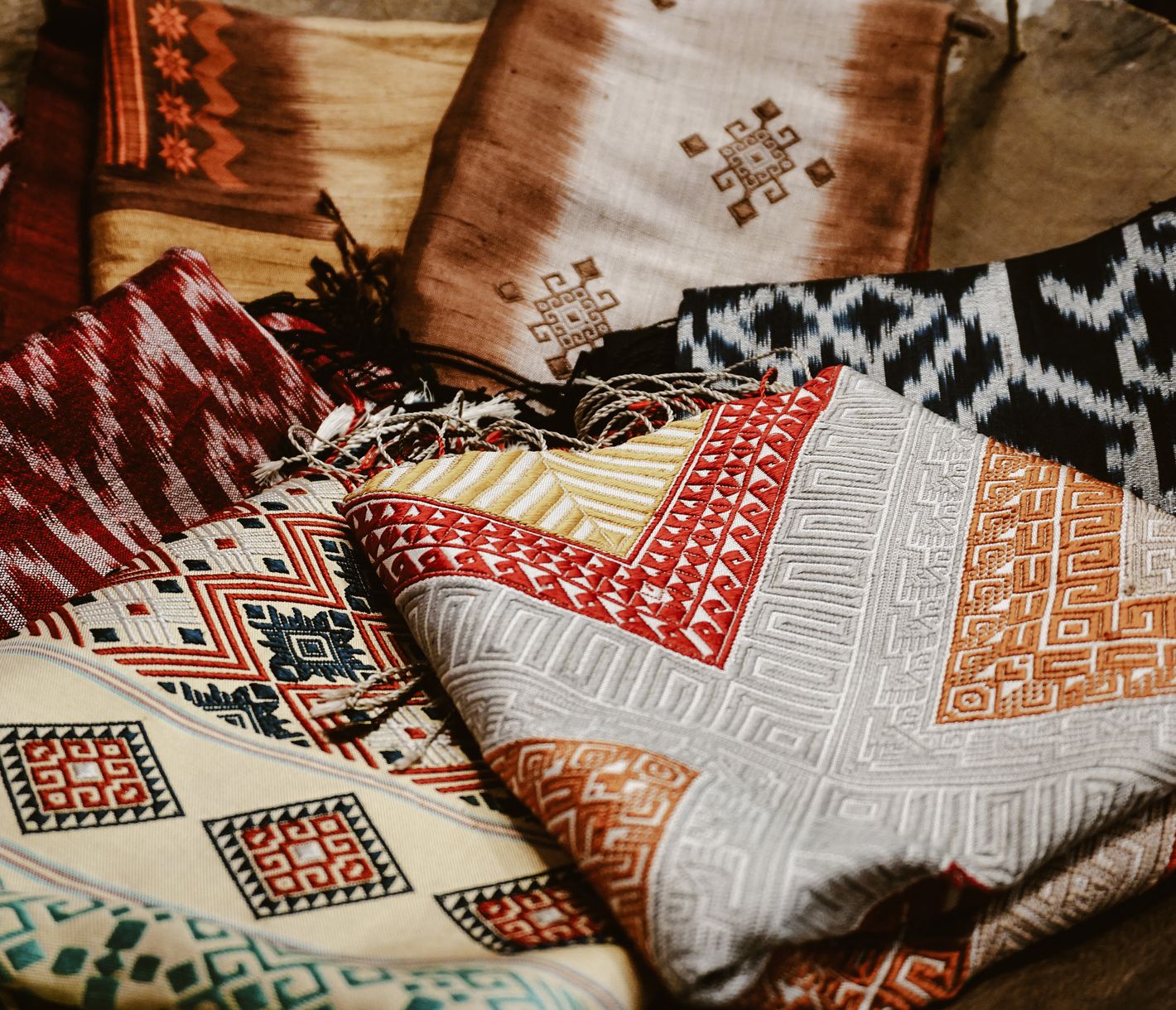 Die Farbenpracht traditioneller Hmong-Stoffe auf dem Nachtmarkt in Luang Prabang