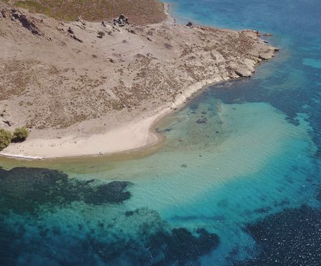 Der Strand von Paralia Petra