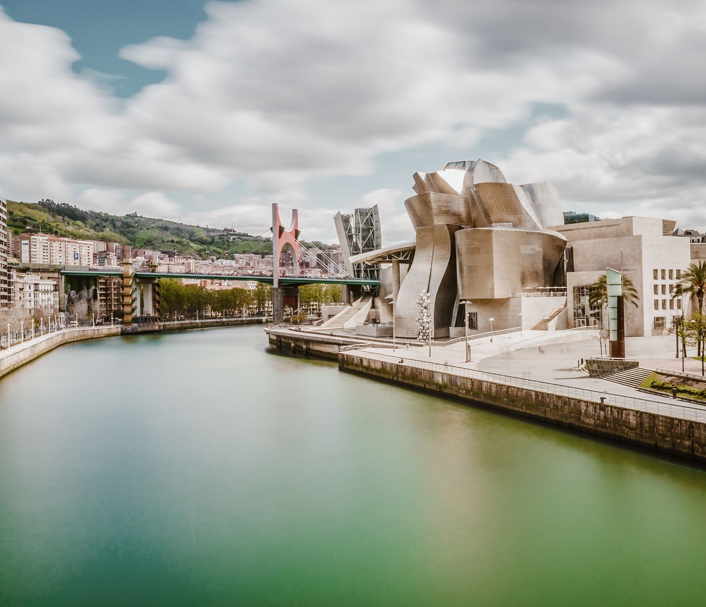 Die Uferpromenade von Bilbao mit Blick auf das Guggenheim-Museum.