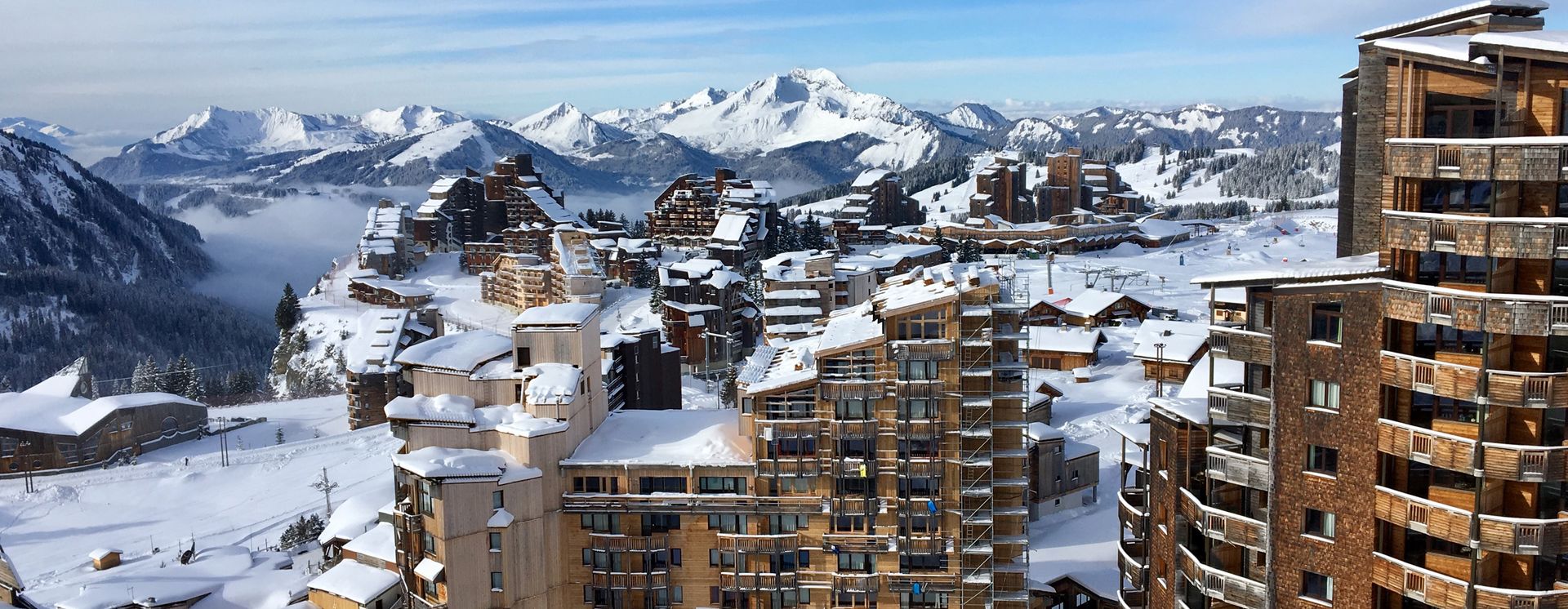 Einzigartige Holzarchitektur der eindrucksvollen Gebäude