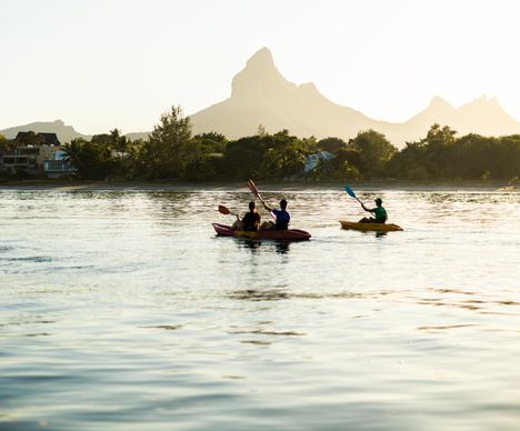 Kajakfahren bei Sonnenaufgang in der Bucht des Tamarin River auf Mauritius.