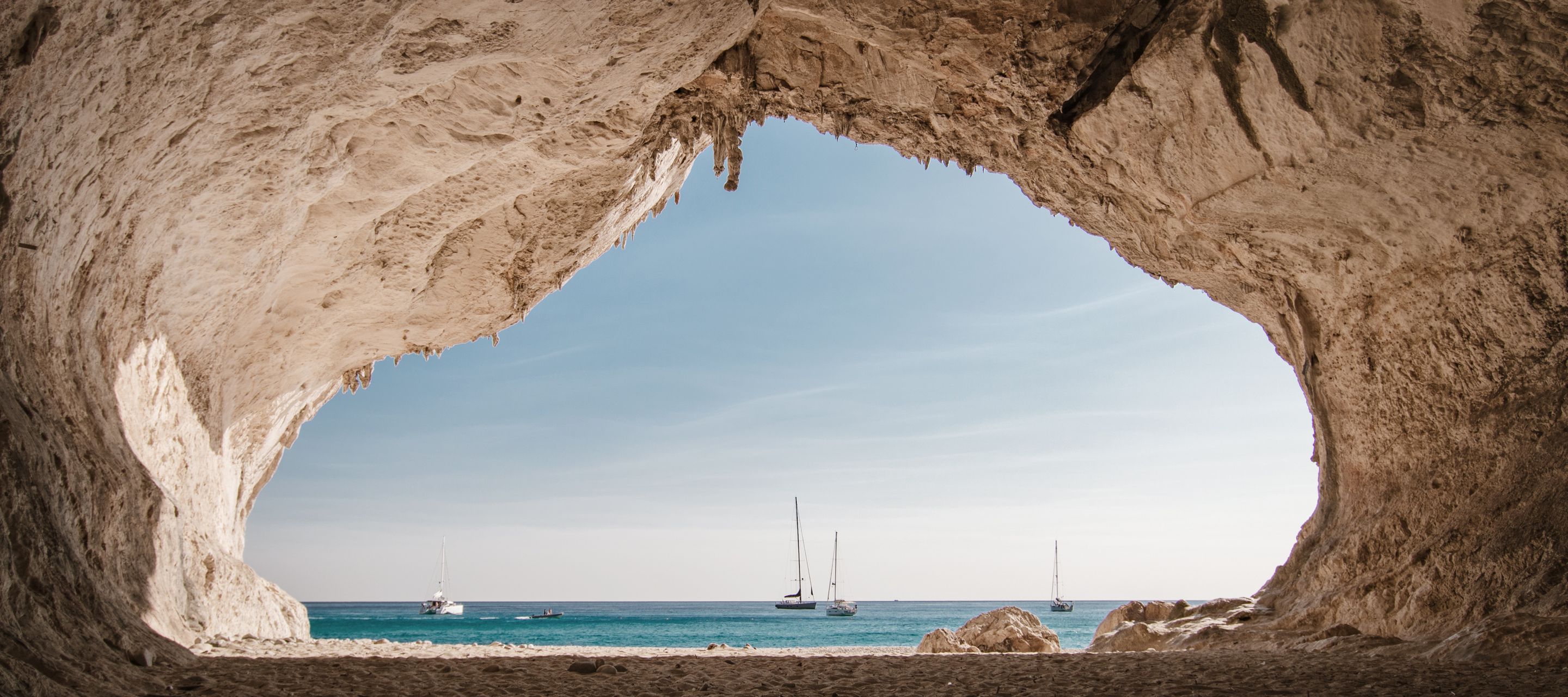 Cala Luna est couverte de sable blanc et s'étend au pied d'une falaise trouée par huit grottes spectaculaires procurant une ombre bienvenue