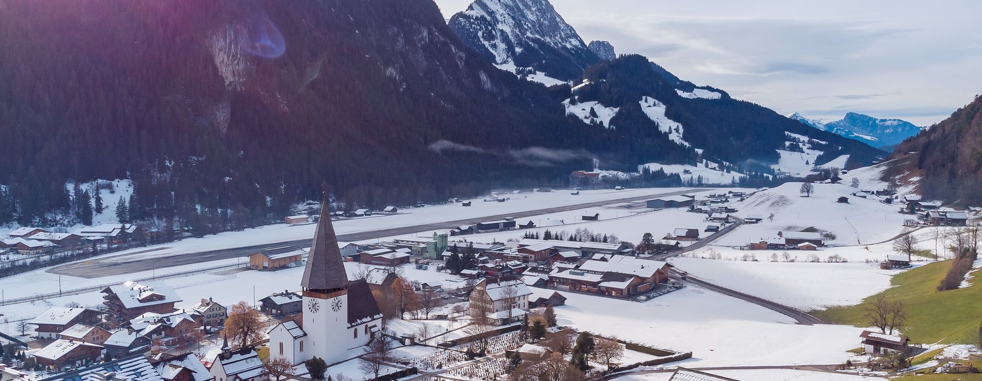 verschneites Bergdorf