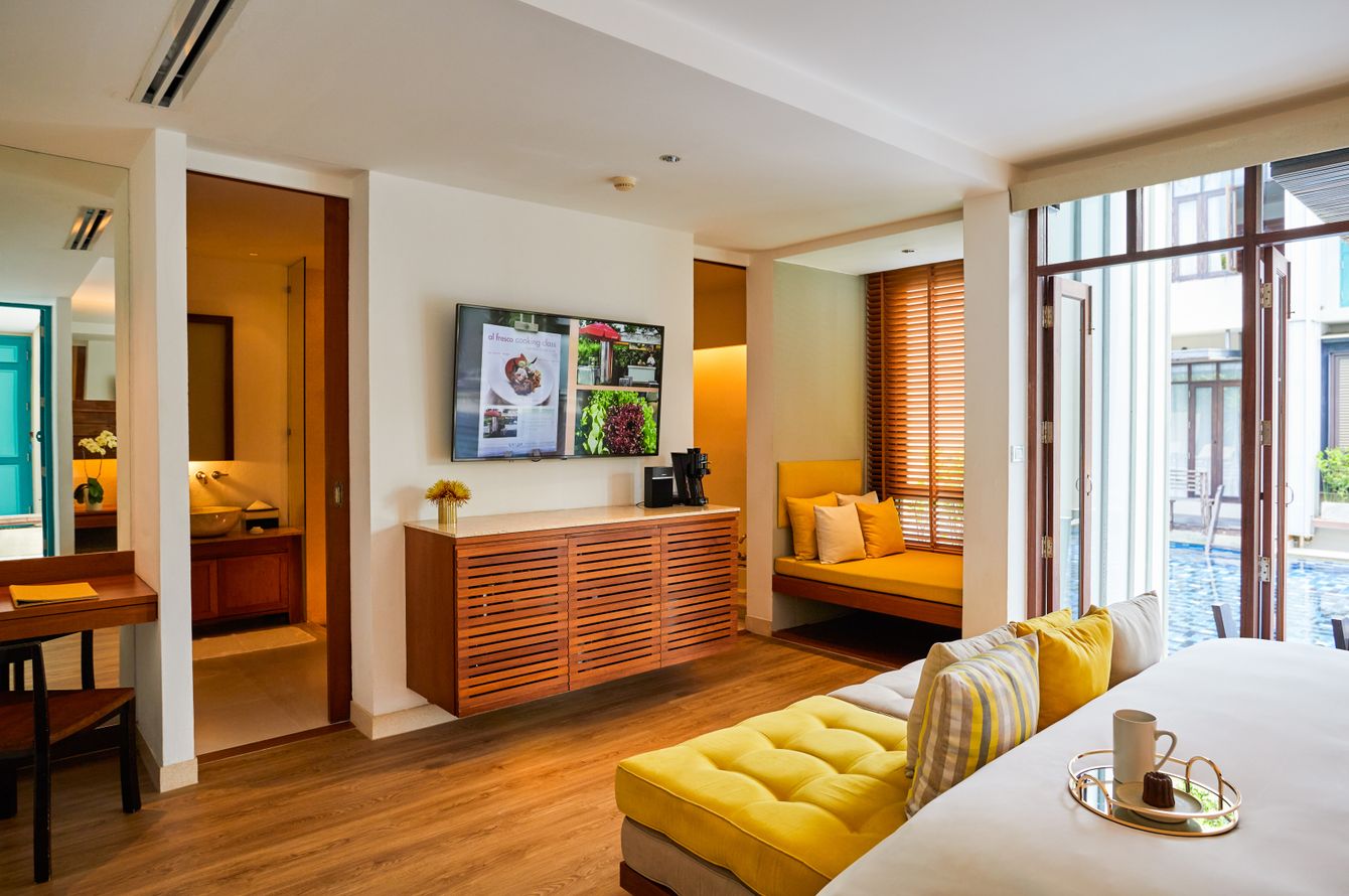 Pool Access LaZzzzz Suite