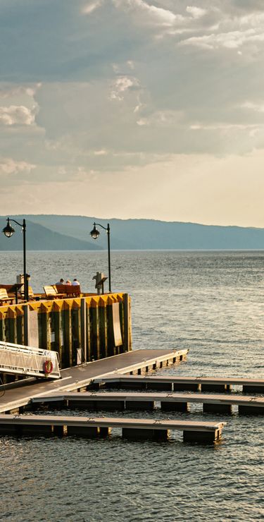 Ambiance de fin de journée dans un port du Saguenay.