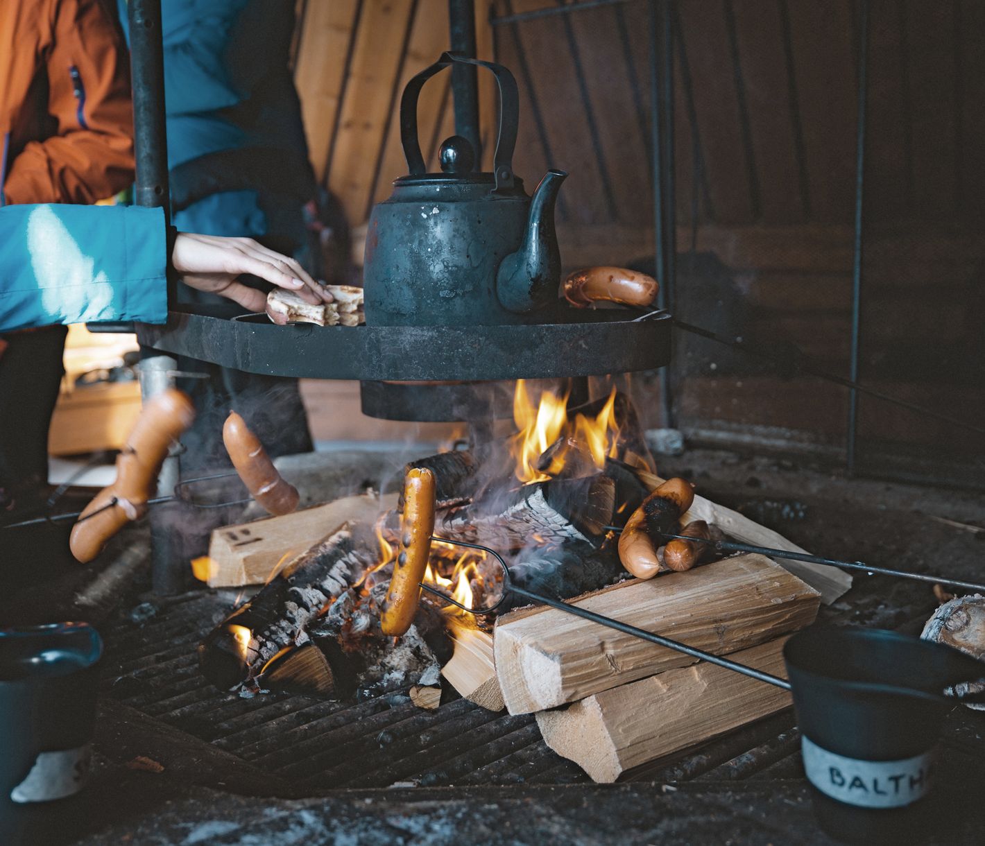 Finnische Würste über dem Feuer grillieren