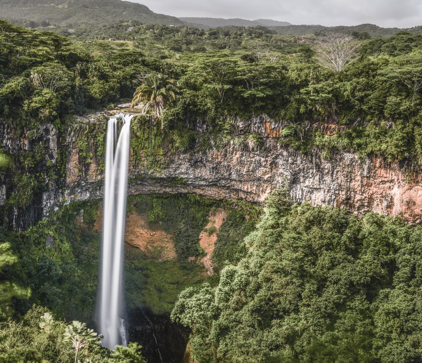 Tosend und ungebremst stürzt das Wasser des Chamarel-Wasserfalls die Klippen herab.