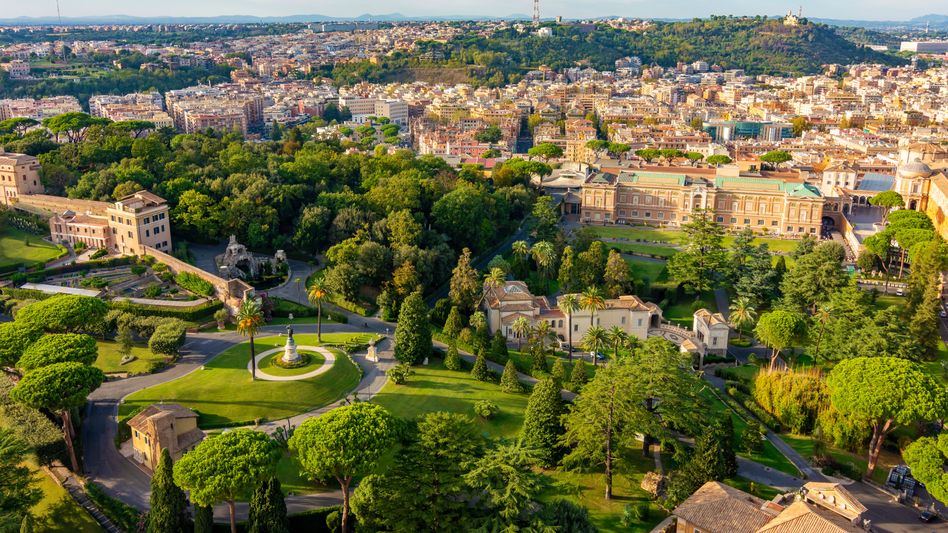 Aussicht vom St. Petersdom auf die vatikanischen Gärten.