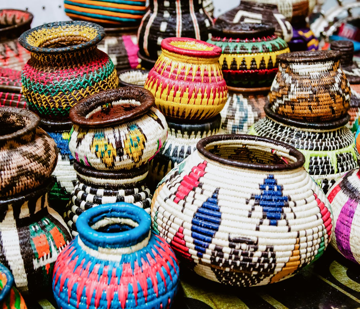 Typische Handwerkskunst der indigenen Embera in Playa Muerto