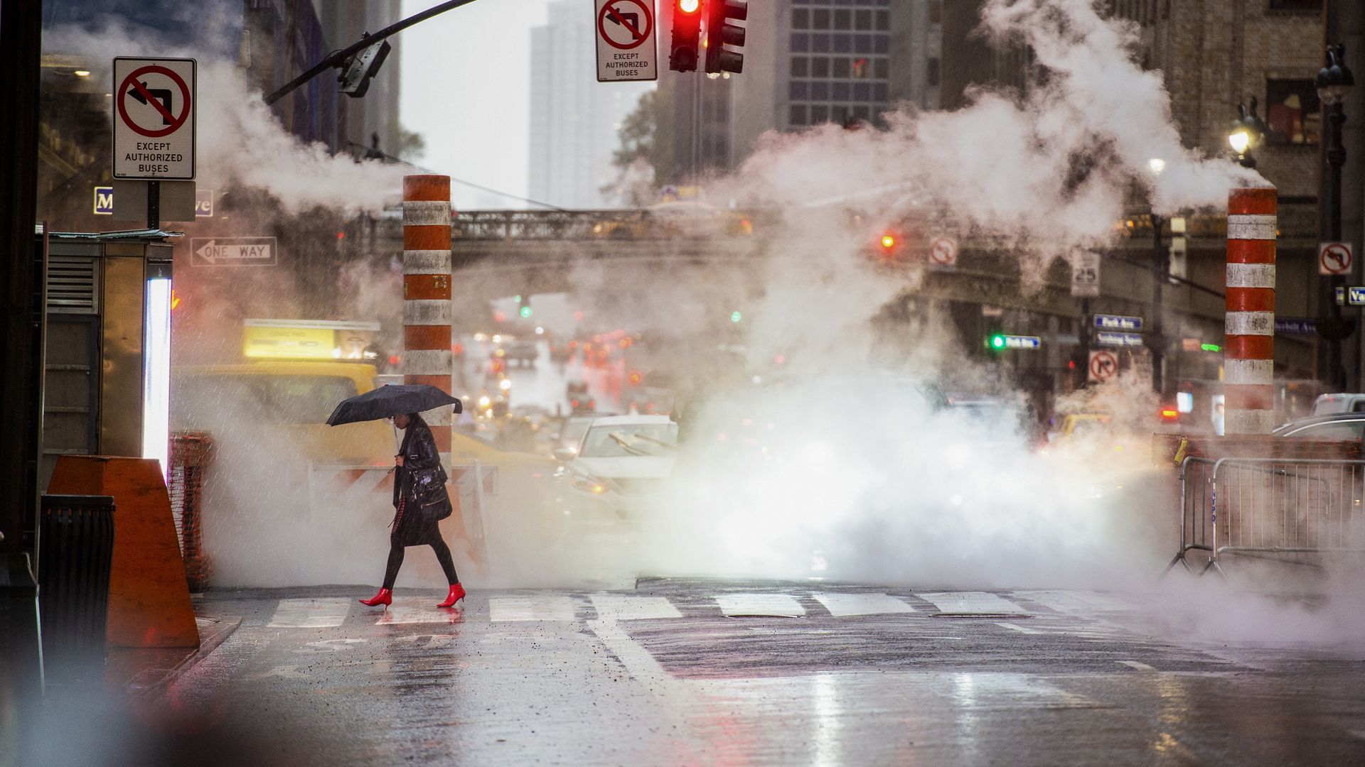 Les bouches d’égout et les tuyaux fumants contribuent à l’ambiance unique de New York.