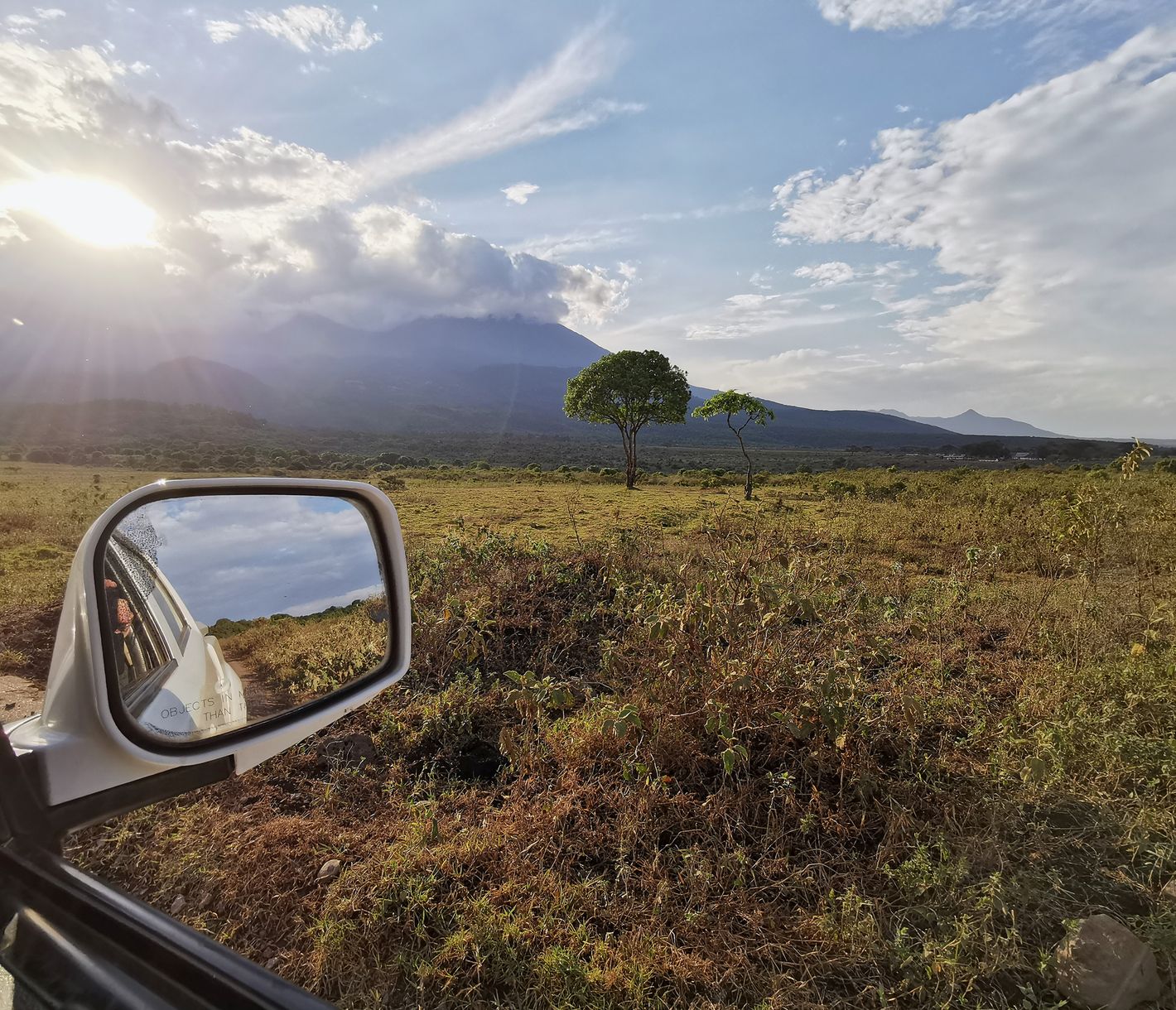 Sonnenuntergang über dem Mount Meru vom Arusha-Nationalpark aus