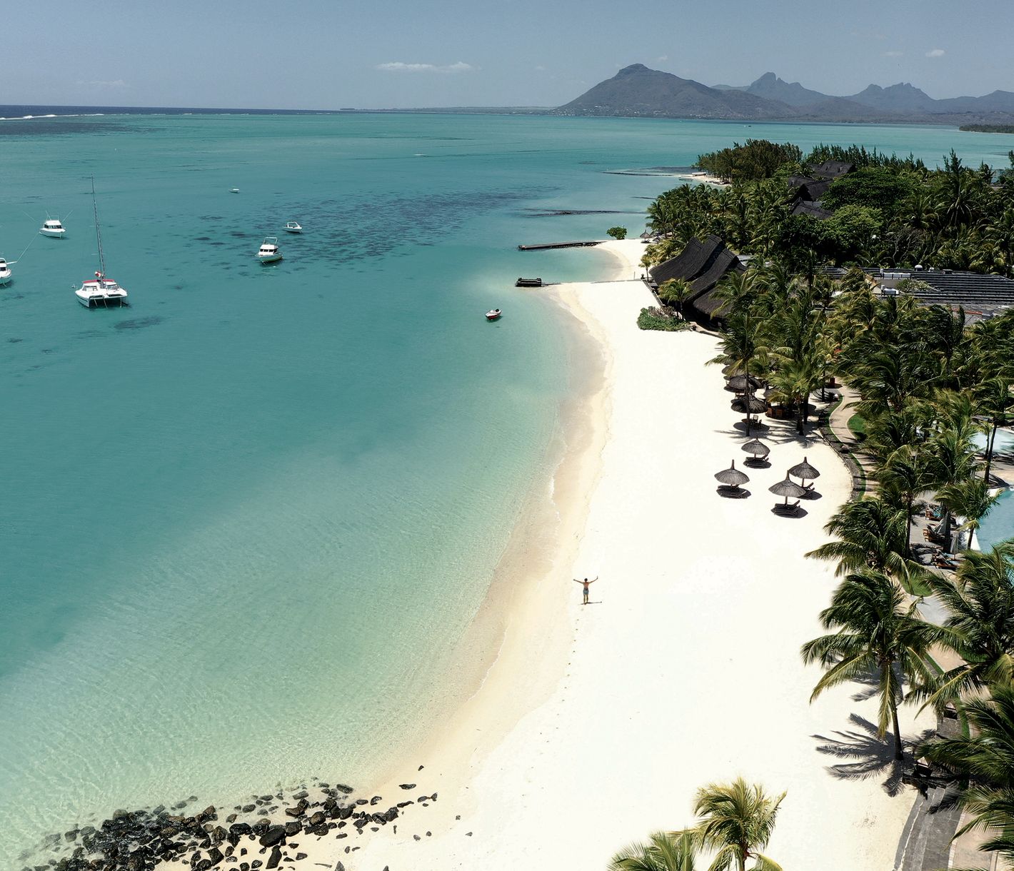 Halbinsel Le Morne auf Mauritius mit weissem Sandstrand und türkisblauer Lagune.