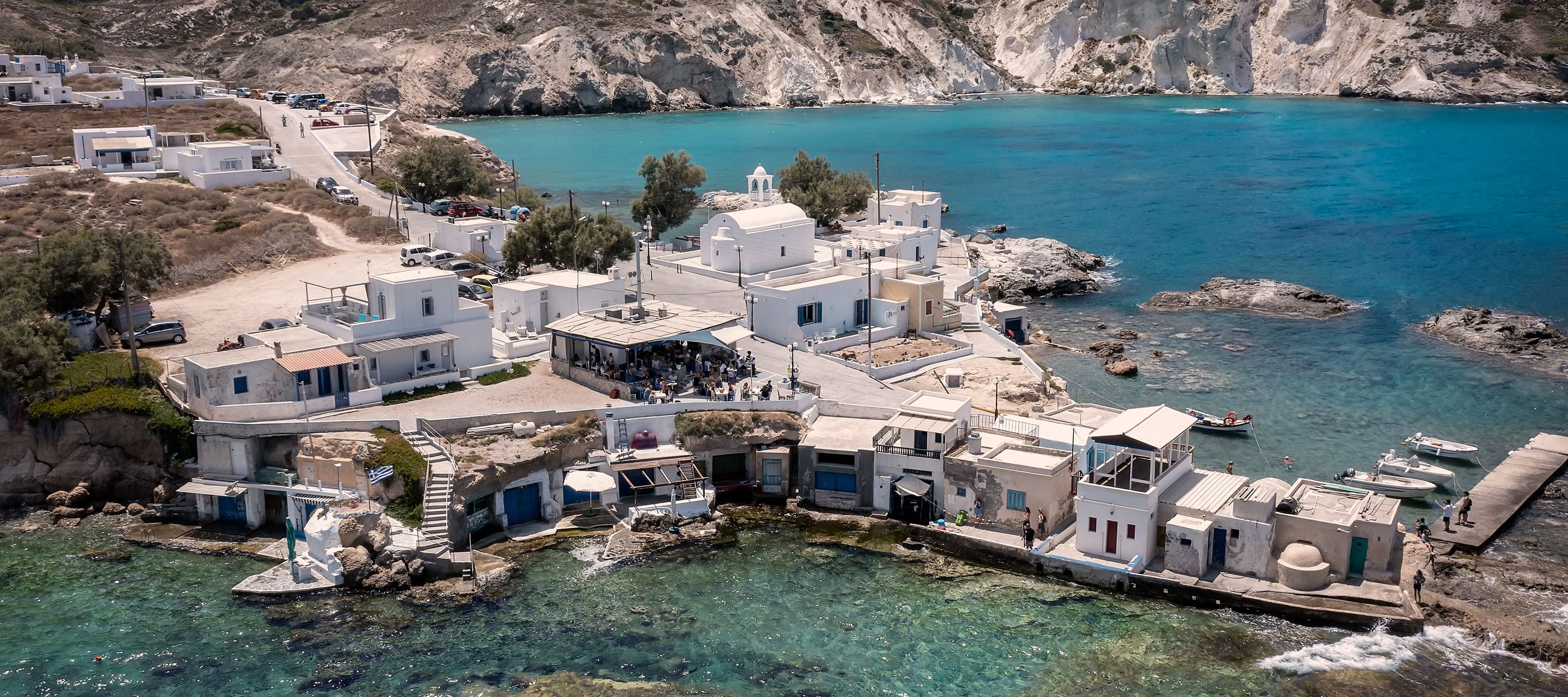 Das Fischerdorf Mandrakia auf Milos ist eine traditionelle Syrmata-Siedlung mit bunten Bootshäusern direkt am Meer.