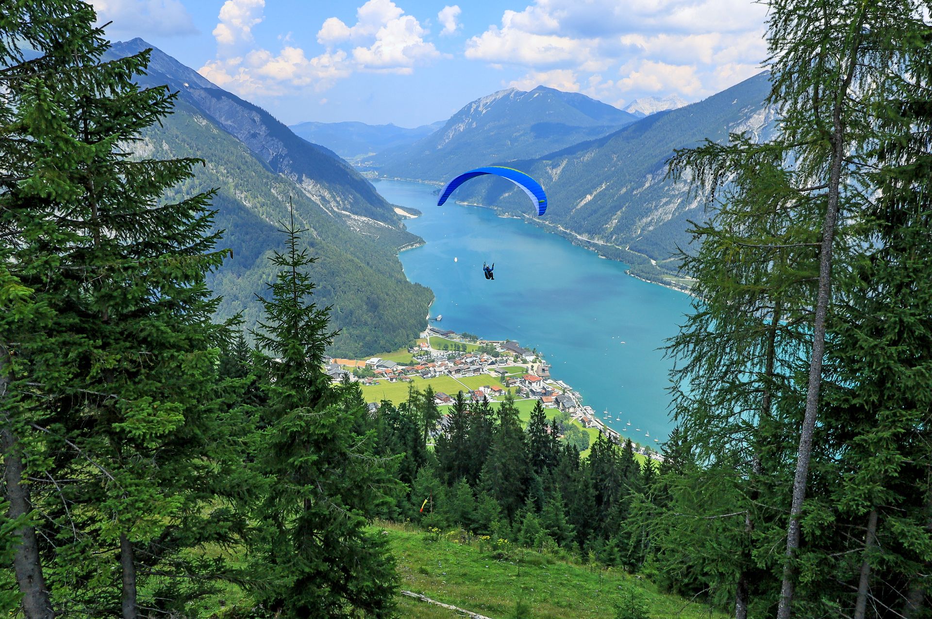 Gleitschirmflieger über dem Achensee